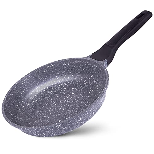 La Moustache - Sartén de Aluminio Fundido Ø 26 cm, Revestimiento de Titanio, Antiadherente y sin PFOA, Todo Tipo de Cocinas - Inducción - Gas - Placa Eléctrica - Vitrocerámica (Pierre)